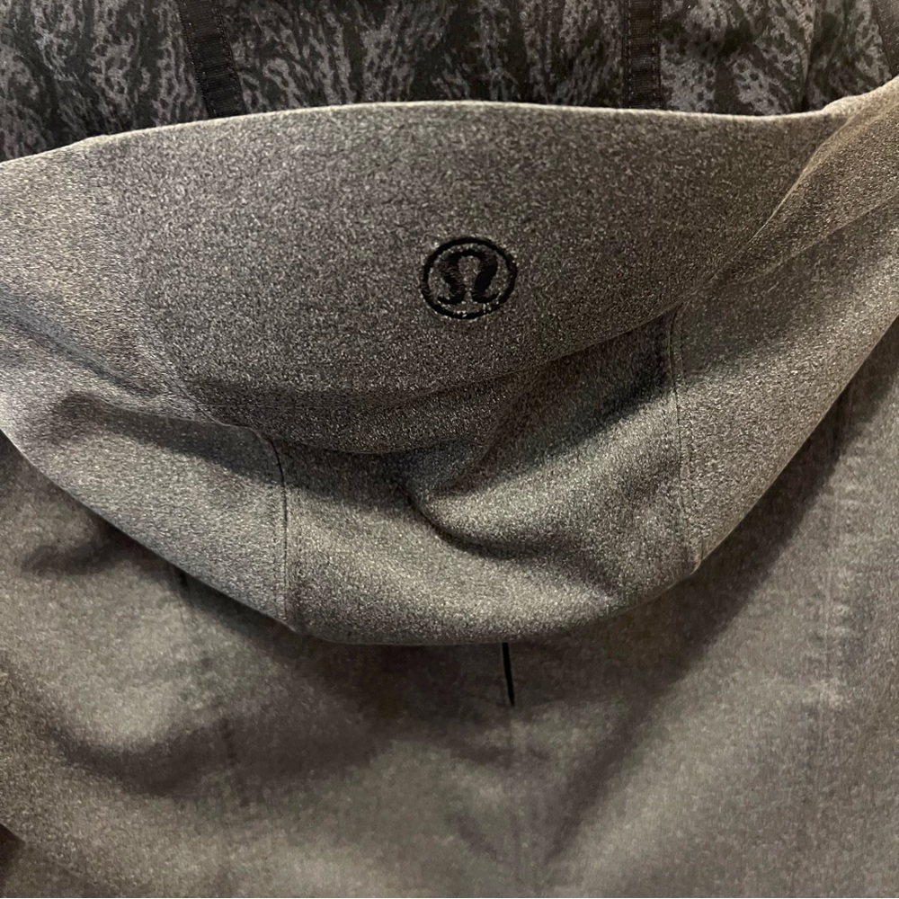 Lululemon Embark Softshell Waterproof Jacket Size 4 - Picture 5 of 9